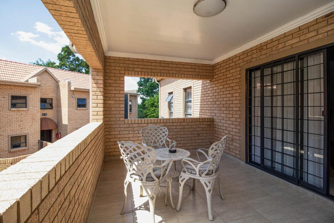 Camelot Guest House & Apartments Potchefstroom Exterior foto