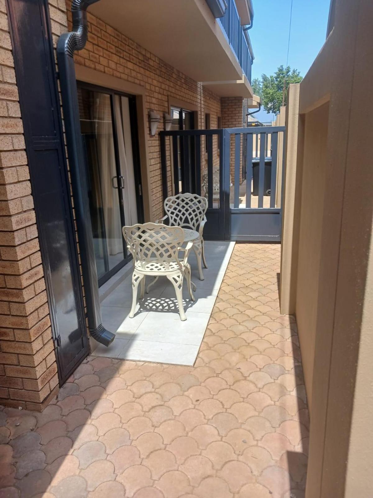 Camelot Guest House & Apartments Potchefstroom Exterior foto